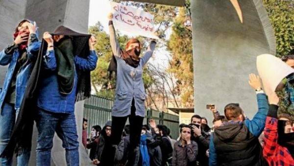 İranda hicablarını açıb yerə tullayan qadınlar...