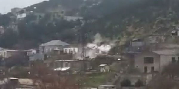 Bayılda dəhşətli sürüşmə anı: ev belə dağıldı (VİDEO)