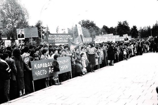 “Müharibə bizim şəhərdə, bizim küçədə başlanmışdı” - Xankəndi 30 il əvvəl...