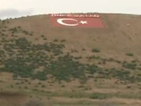 Türk əsgərini ruhlandırmaq üçün sərhəddə Suriyadan da görünən nəhəng BAYRAQ DÜZƏLTDİ