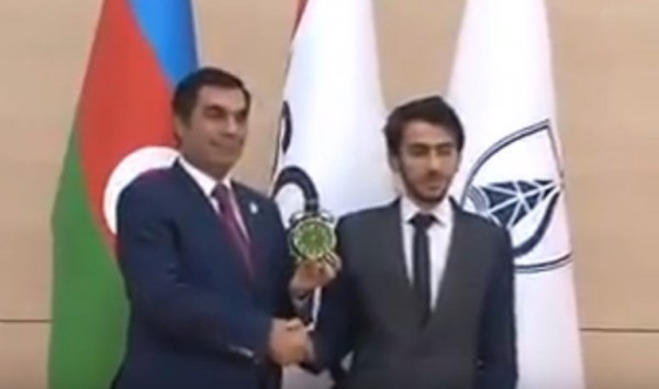 Rektordan dərsə gecikən tələbələrə maraqlı hədiyyə