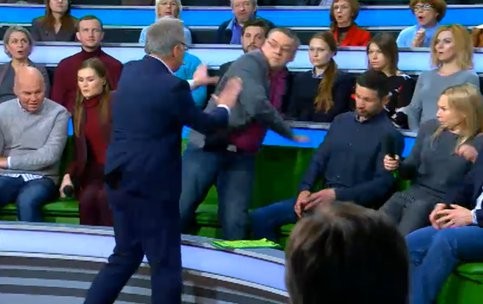NTV-nin aparıcısı canlı yayımda ukraynalı politoloqla əlbəyaxa oldu