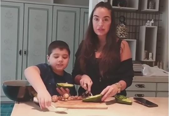 Leyla Əliyeva oğlu ilə yemək bişirdi - video