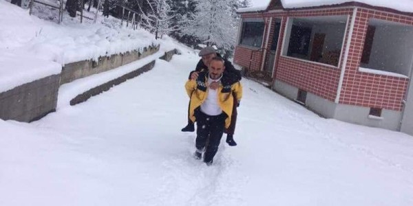 Təcili yardımın işçisi xəstələnən şəhid atasını kürəyində DAŞIDI