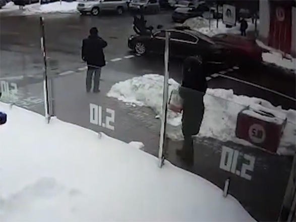 Prezidentin maşını piyadanı vurdu - Video