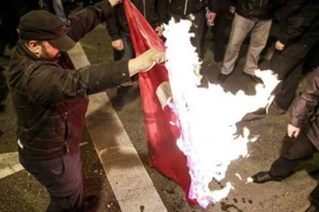 Türkiyə bayrağı yandırıldı: Ankaradan sərt açıqlama - Foto