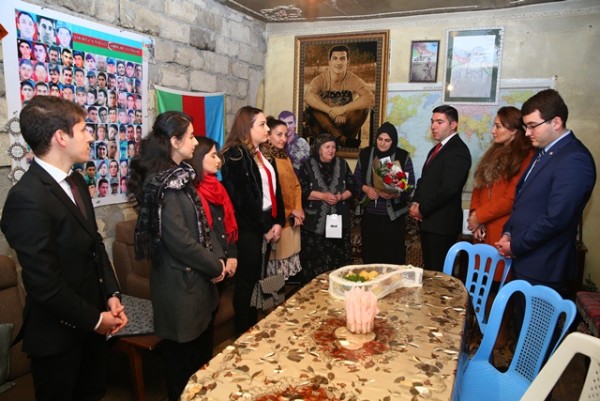 Şəhidlər və Milli qəhrəmanların anaları və həyat yoldaşlarına 8 mart hədiyyəsi