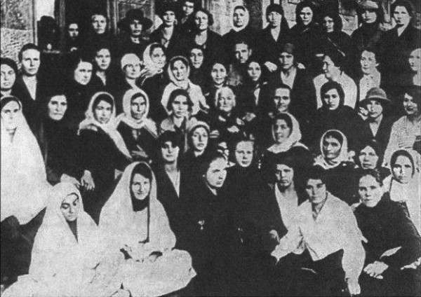 8 Martın banisi Klara Azərbaycan xanımları ilə - Foto