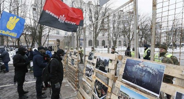 Milliyyətçilər Rusiya səfirliyini mühasirəyə aldı