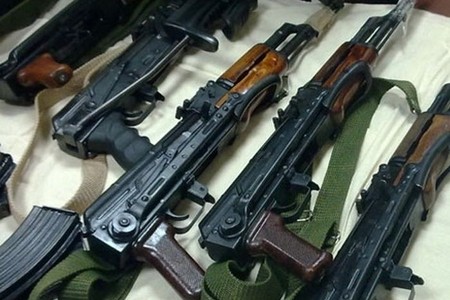 Bakıda binanın zirzəmisindən üzərində ərəb və fars dillərində yazı olan silah tapılıb