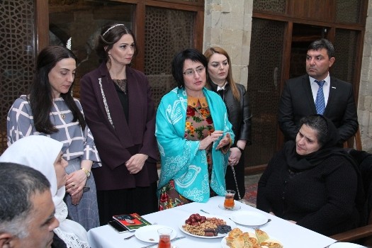Qənirə Paşayeva və "Aprel 2016" təşkilatı bayramı Aprel Zəfəri şəhidlərimizin ailəsi ilə qarşılayıb