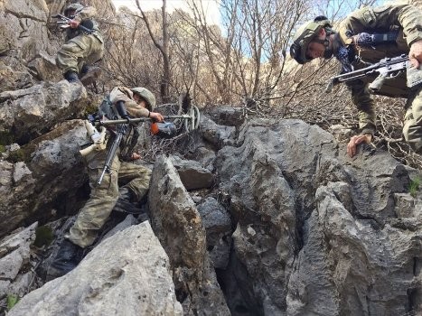 Türk əsgəri Şimali İraqda terrorçuları təqib edir - FOTOLAR