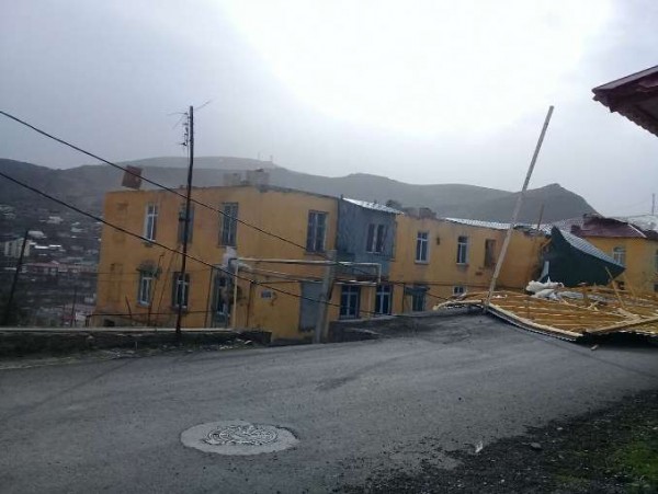 Güclü külək iki rayonda fəsad törətdi - Foto