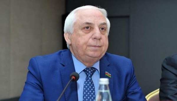Hadı Rəcəbli Azərbaycanda sosial şəbəkələri bağlamağa çağırır