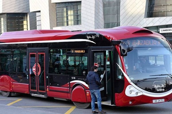 Sərnişin özünü "BakuBus"un avtobusunun qarşısına atıb