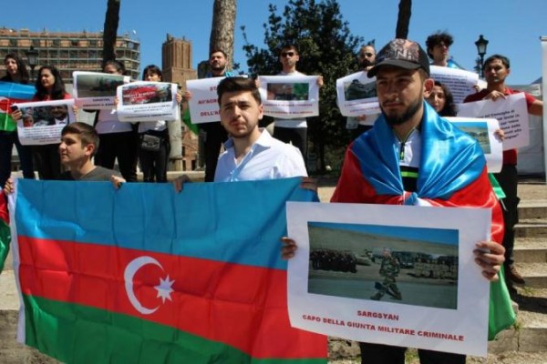 Azərbaycanlı gənclərin Sərkisyana qarşı etiraz aksiyası - Foto