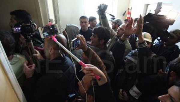 Ermənistanda müxalifət dövlət radiosunu ələ keçirdi