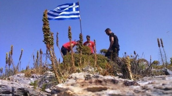 Yunan bayrağı endirildi - Türk komandoslardan əməliyyat