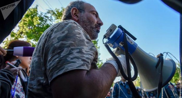 İrəvanda üsyançılar parlamenti ələ keçirmək istəyir