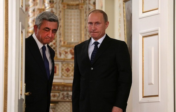 Putin Sarkisyandan İrəvanda nə baş verdiyini soruşub