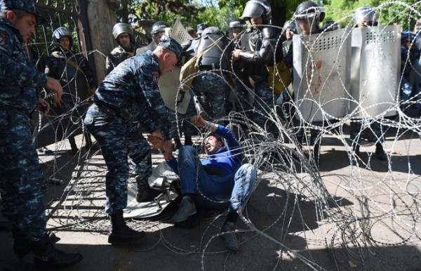 Sərkisyanın hakimiyyəti zəbt etməsi - Dünya KİV-lərində