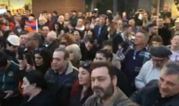 Erməni lobbisi də Serj Sarkisyana qarşı aksiyalara başladı