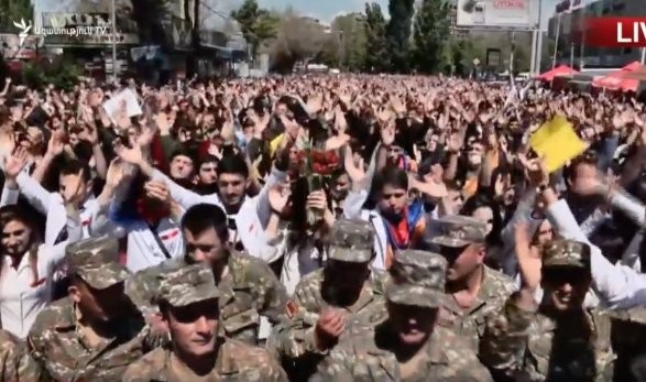 Ermənistanda hərbçilər etirazçıların tərəfinə keçdi