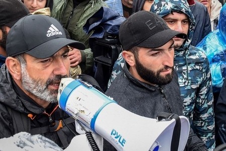 Nikol Paşinyan azadlığa buraxılıb