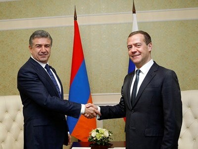 Rusiyadan İrəvana gecə zəngi - Medvedev Karapetyanla danışdı