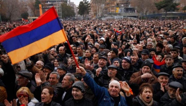 İrəvanda yenidən etiraz aksiyaları başladı (CANLI YAYIM)