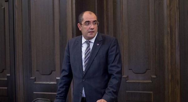 Erməni nazir istefa verərək etirazçılara qoşuldu
