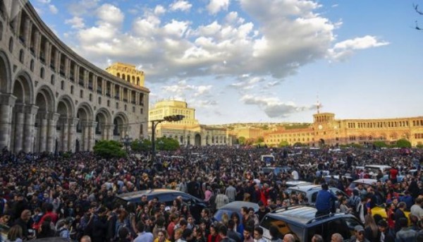 İrəvanın mərkəzinə gedən bütün yollar bağlandı