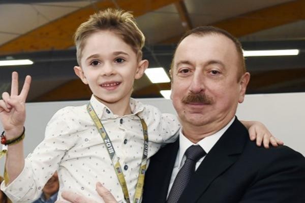 Prezidentlə selfi çəkdirən uşaq kimin oğludur? - FOTO
