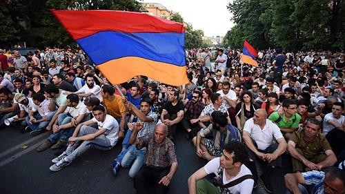 Sərkisyanın planına qarşı yüzminlər meydana çıxdı - Canlı