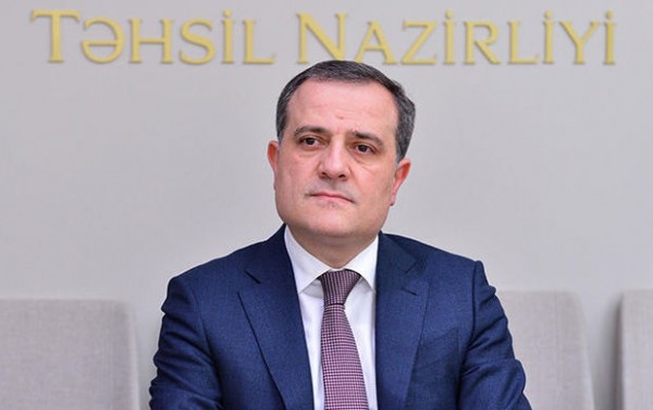 Nazir 5 min manat tapan məktəblini mükafatlandırdı