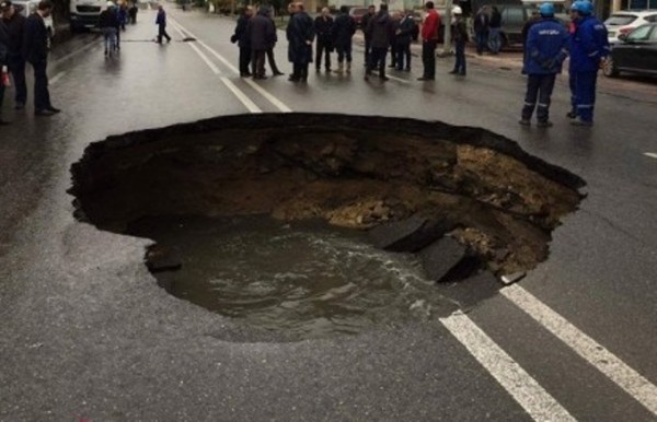 Bakıda yol çökdü: FHN və DİN əməkdaşları hadisə yerində