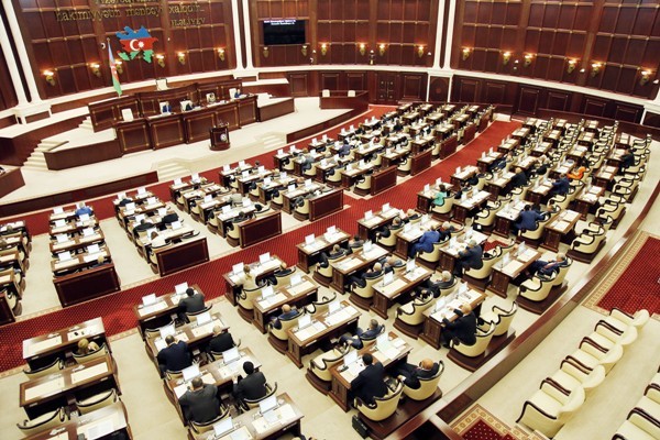 Deputatların maaşları ilə yanaşı, onlara verilən əlavələr də artırılır