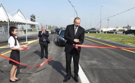 Prezident Bakıda yol qovşağının açılışını etdi