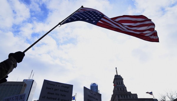 İran parlamentində ABŞ bayrağı yandırıldı