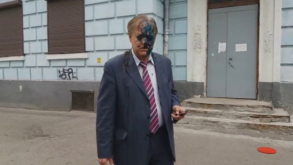 Rusiyalı diplomata nəcis atdılar - Şok video