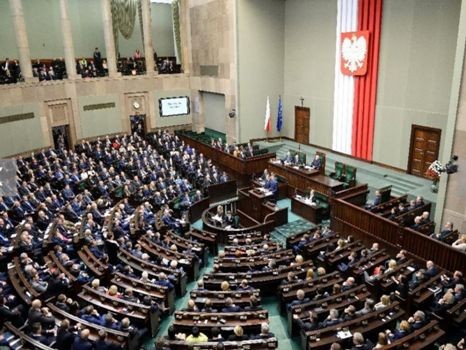 Bu ölkədə deputatların maaşı 20% aşağı salındı