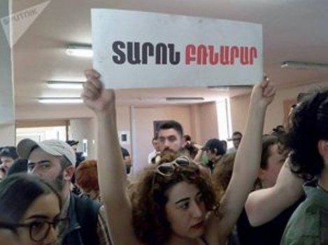 Yerevanda etirazçılar şəhər meriyasının binasına girdilər