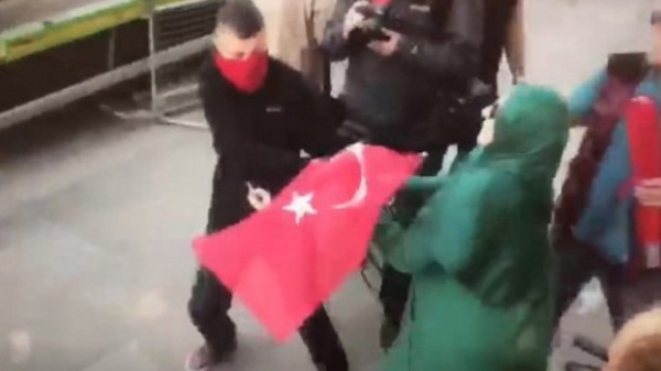Türk bayrağını PKK-lılara VERMƏYƏN QADIN