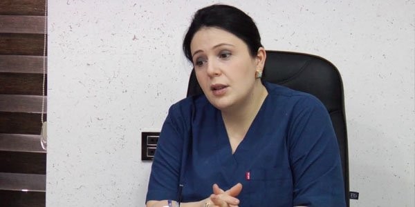 Məşhur klinikada dava: Xəstənin qızı qadın baş həkimi döydü