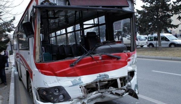 Bakıda marşrut avtobusu qəza törədib - ölən var