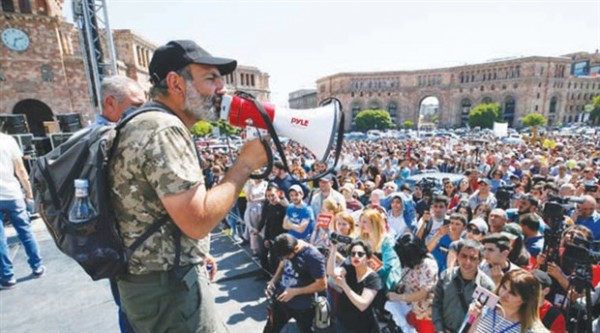 Ermənistanda inqilab sonrası eyforiya bitir: əks-inqilab qapıda