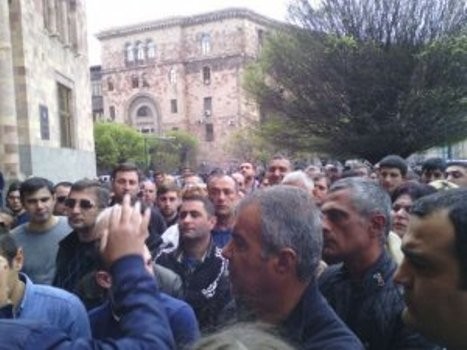 Ermənilər ayağa qalxdı: Yerevan meriyası yenidən mühasirəyə alındı