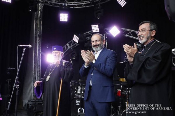 Paşinyan ölkədən qaçan erməniləri geri qayıtmağa çağırdı