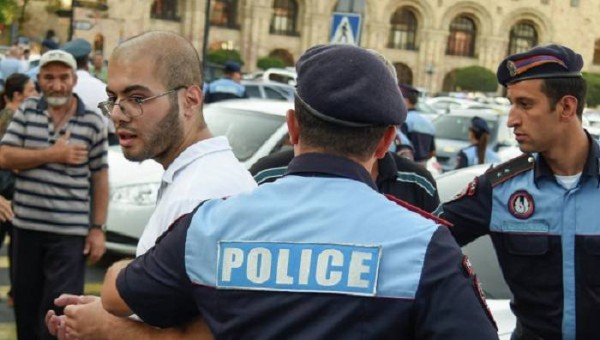 Ermənistanda yeni etirazlar: Polis çadırları dağıtdı