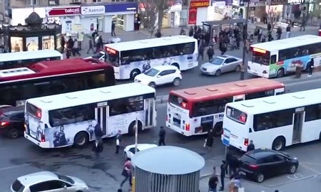 Bakıda əqli qüsurlu şəxs avtobusa hücum etdi - 1 nəfər yaralandı